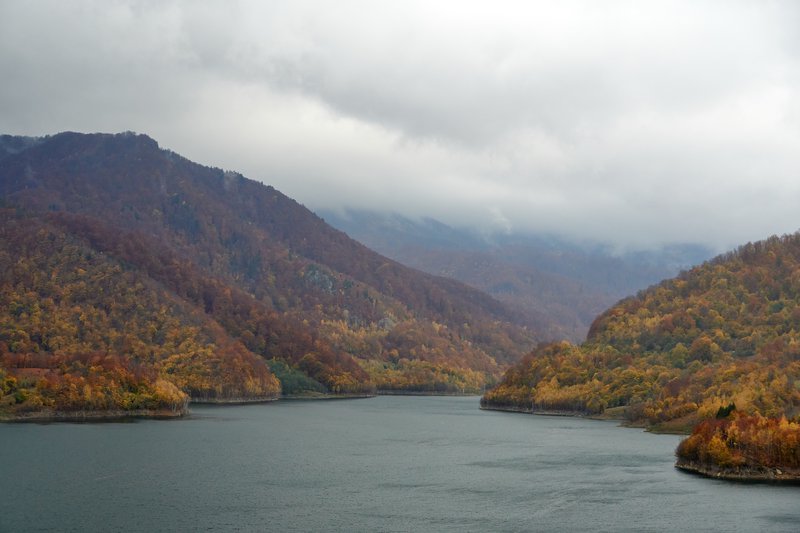 peisaj de toamnă la lacul Siriu
